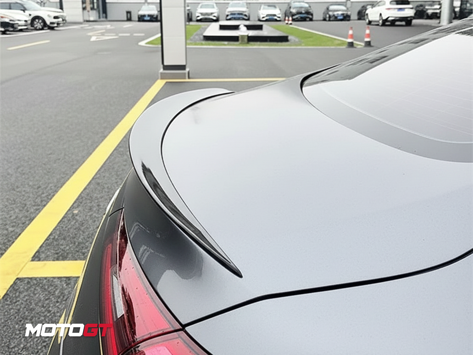 جناح خلفي أسود من الفئة CLE — 3